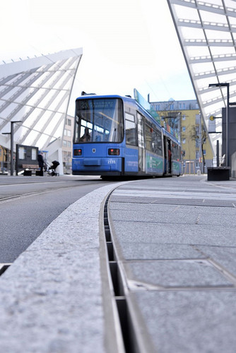 Schwabinger-tor-muenchen-schlitzrinne-bahn-quadrat Ref