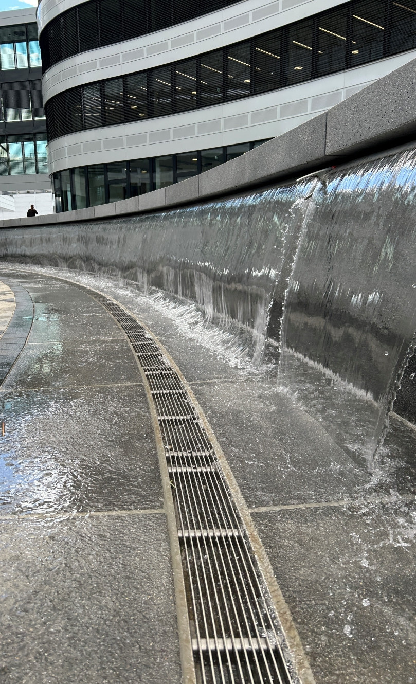 Referenz-sms-group-moenchengladbach-wasserfallwand-rinne-ACO-inotec-625-ACO