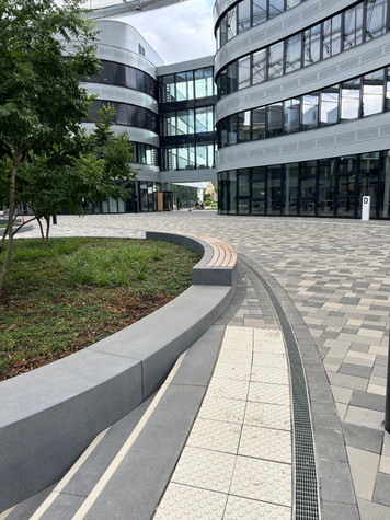 Referenz-sms-group-moenchengladbach-aussenbereich-entwaesserungsrinne-multiline-light-radial-verlegt-ACO