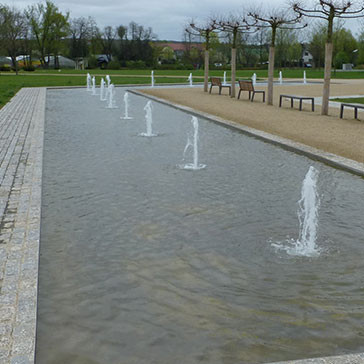 Wasserbecken und Brunneneinfassung
