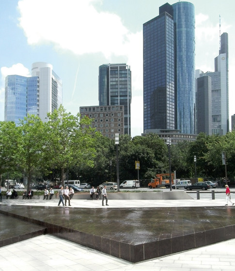 Frankfurt Skyline Brunnen 01