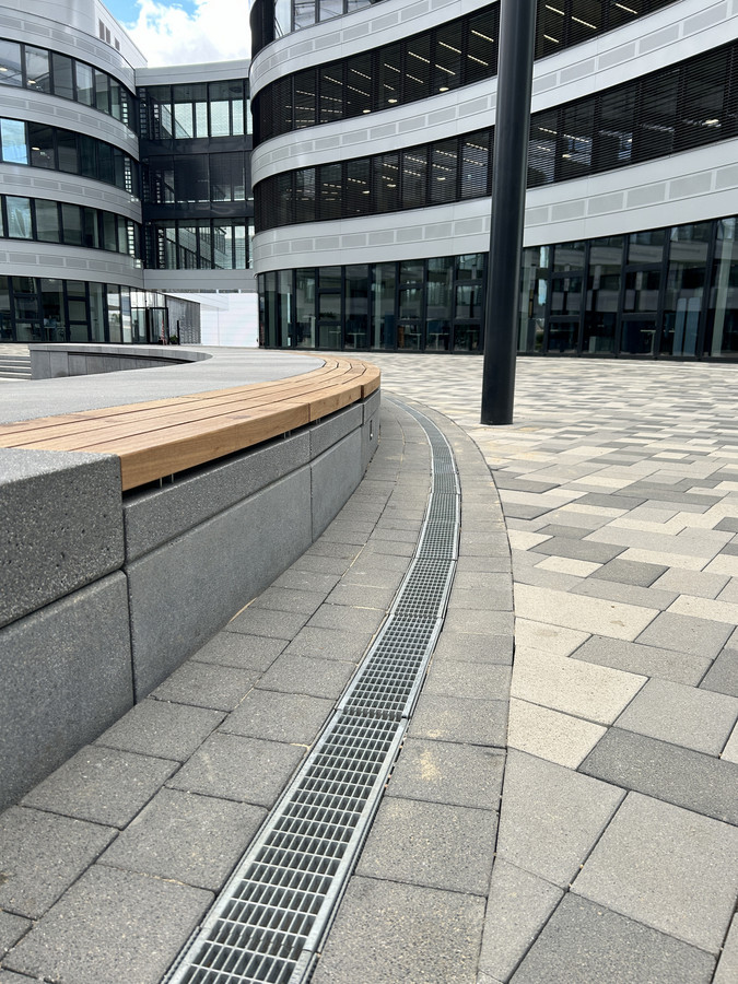 Referenz-sms-group-moenchengladbach-innenbereich-plaza-entwaesserungsrinne-multiline-light-ACO